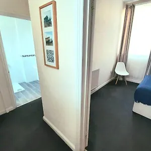 2 Bedroom Ground Floor Flat - Mins To Beach Apartment